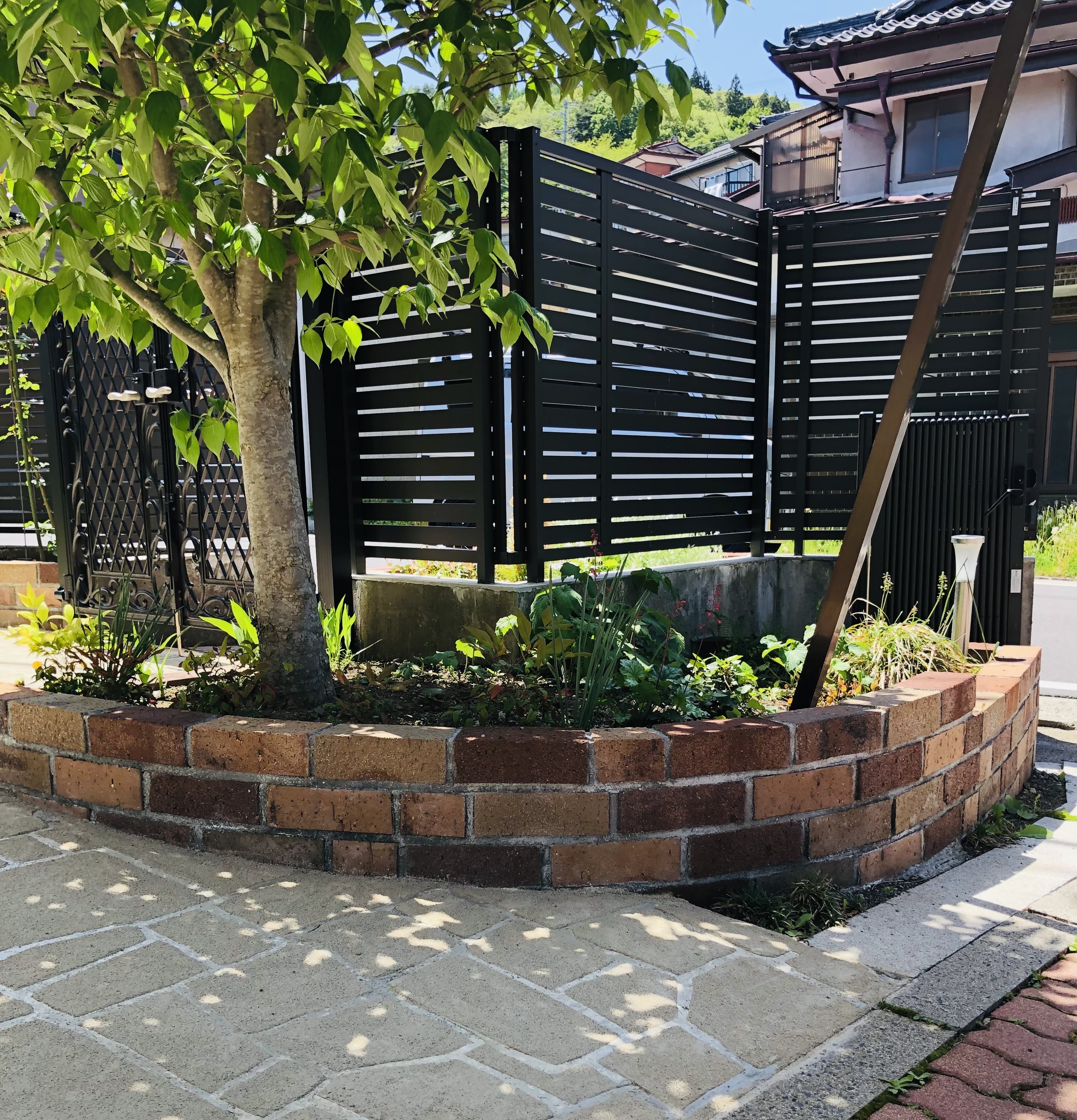 岡谷市の後悔しないアプローチ施工事例2 - 職人直営のアシスタンス心和