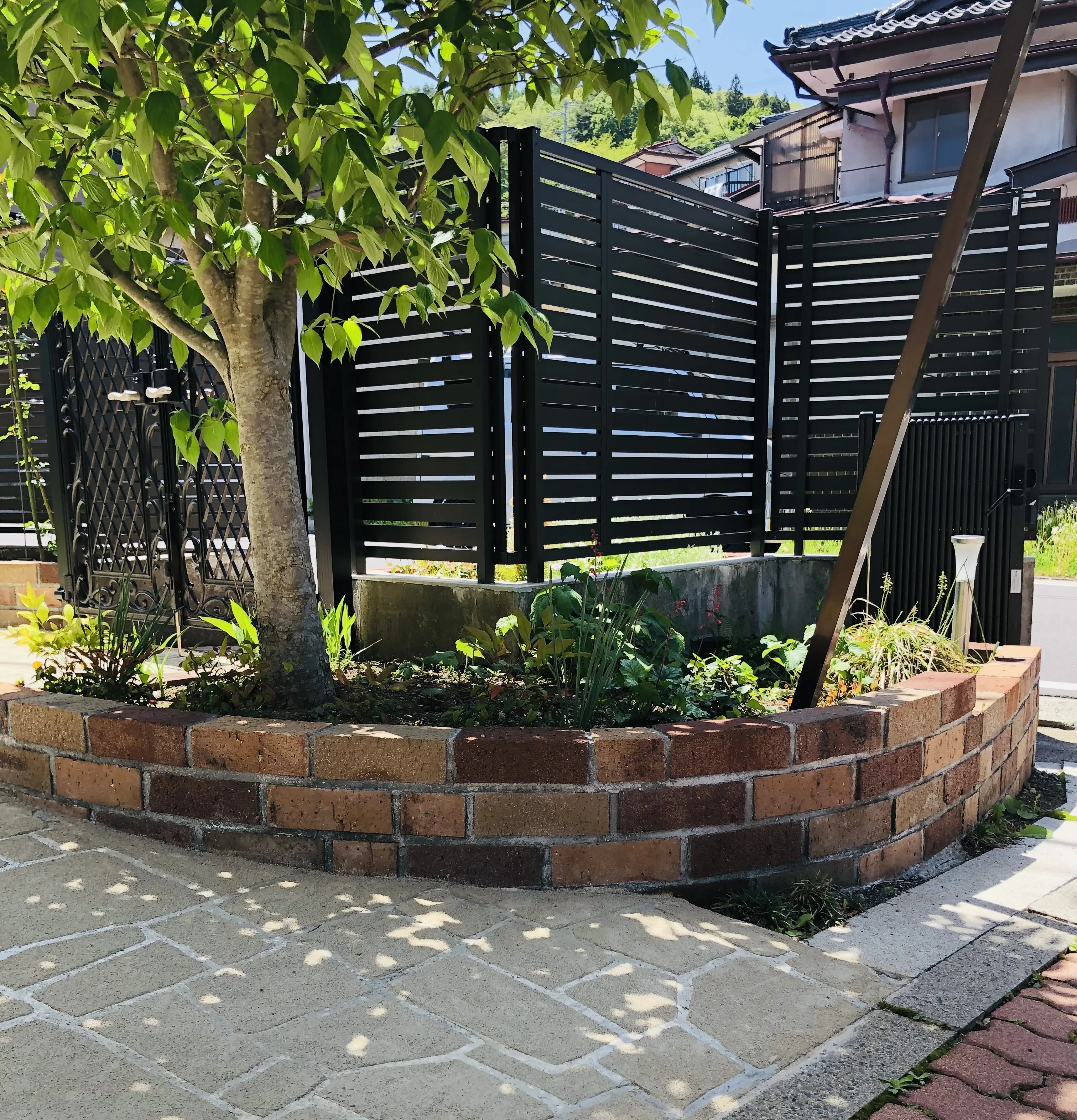 岡谷市の後悔しないアプローチ施工事例2 - 職人直営のアシスタンス心和