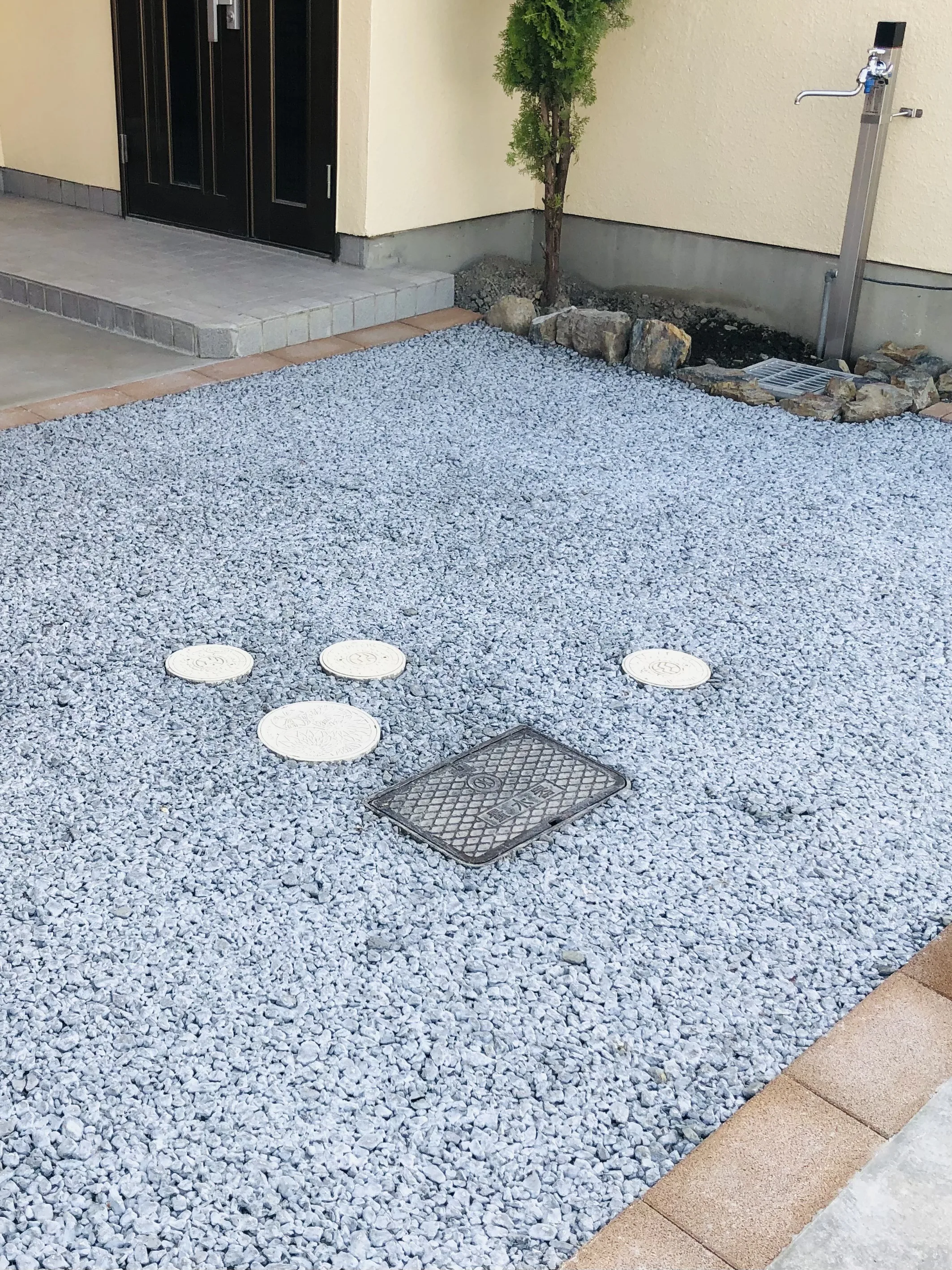 松本市の芝・砂利・雑草対策｜手間いらずの駐車場施工事例2 - 職人直営のアシスタンス心和