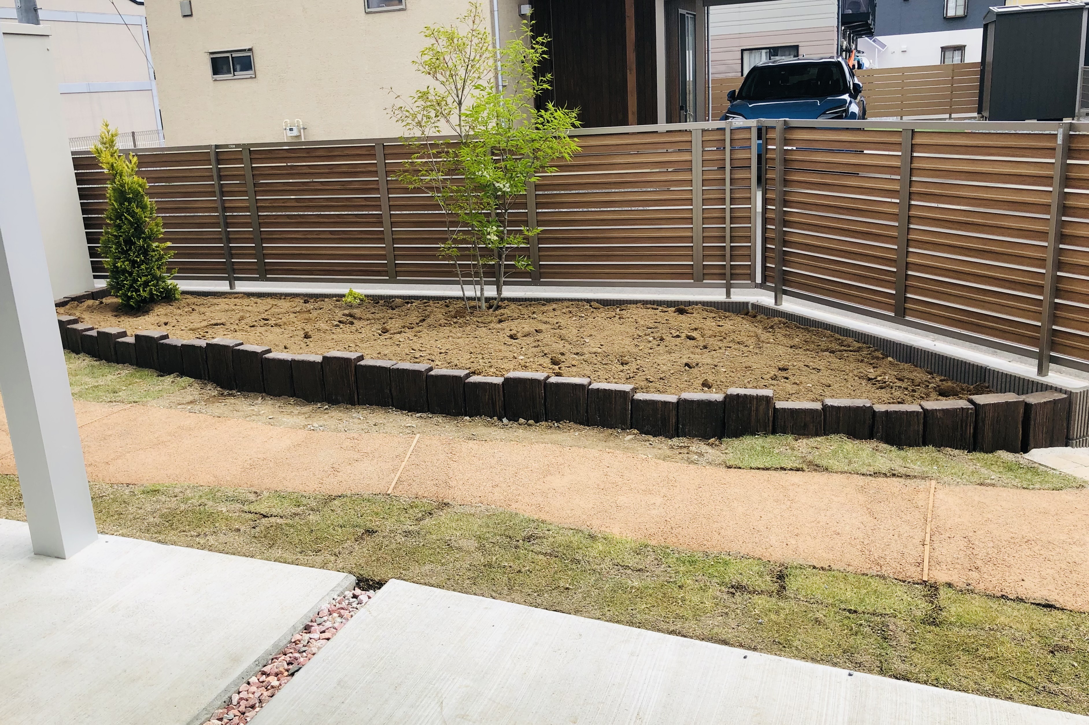 長野市のフェンス付きウッドデッキ施工事例3 - 職人直営のアシスタンス心和