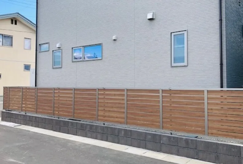 長野市のフェンス付きウッドデッキ施工事例4 - 職人直営のアシスタンス心和