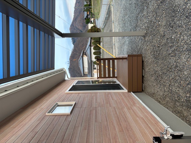 安曇野市での人工木ウッドデッキ施工事例2 - 職人直営のアシスタンス心和