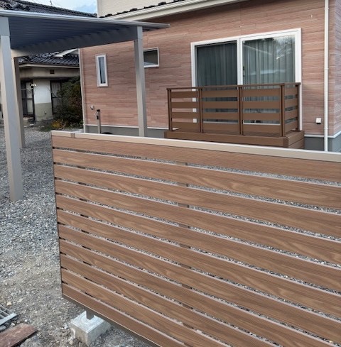 安曇野市での人工木ウッドデッキ施工事例3 - 職人直営のアシスタンス心和